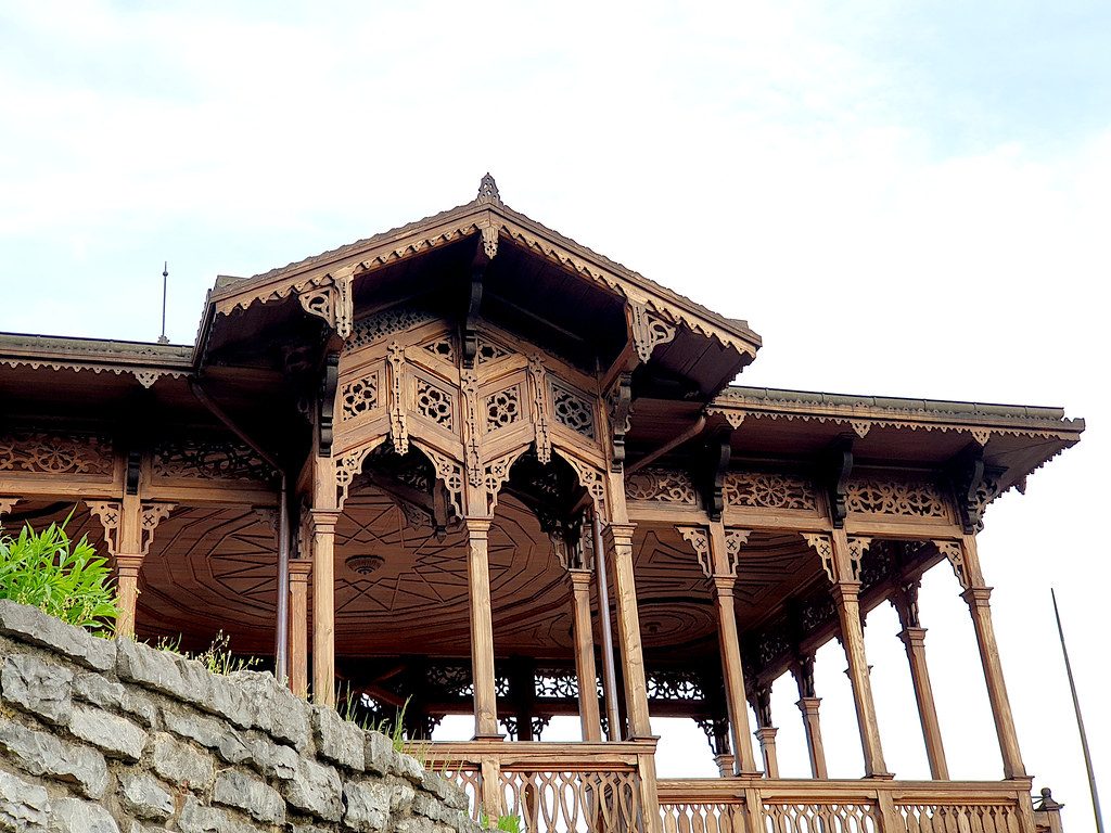 Bursa Park ve Bahçeler İçin Estetik Ahşap Kamelya Modelleri ve Montaj Hizmetleri